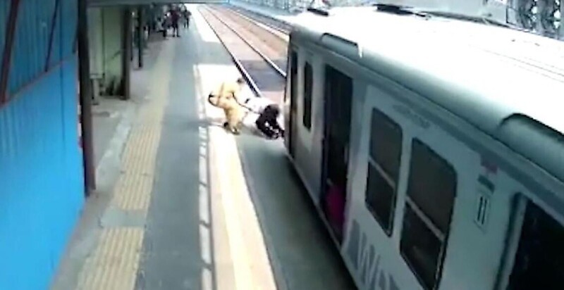 В Индии полицейский помог мужчине забраться на платформу за мгновение до прибытия поезда