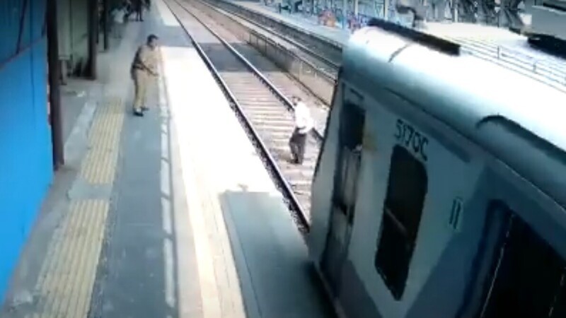 В Индии полицейский помог мужчине забраться на платформу за мгновение до прибытия поезда