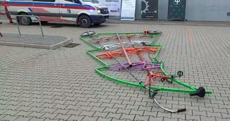 Поляк в костюме Санты упал со своего 7-метрового велосипеда при попытке установить рекорд