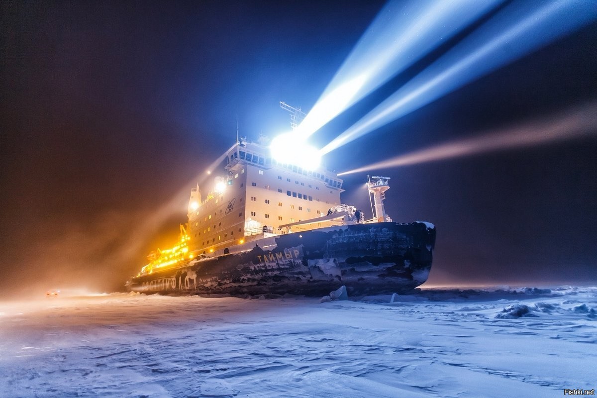 Эффектное фото атомного ледокола «Таймыр», осваивающего Арктику
