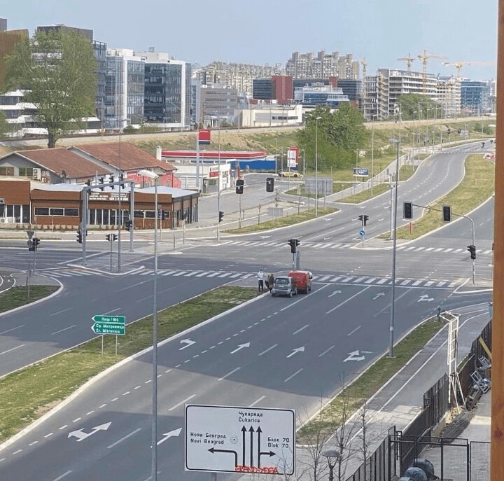 2. «На дороге в Белграде было только 2 машины, и они умудрились друг в друга врезаться»