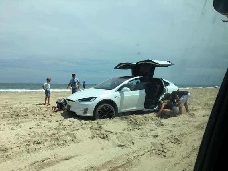 15. Когда решил похвастаться Tesla на пляже, но немного застрял