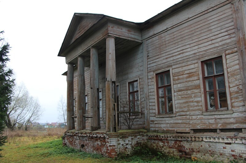 Это единственная усадьба с деревянным портиком в 4 колонны во всей Владимирской области