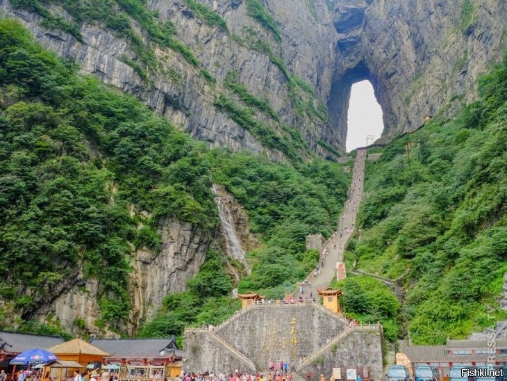 Пещера Тяньмэнь, Китай,  расположенная на высоте 1500 метров над уровнем моря...