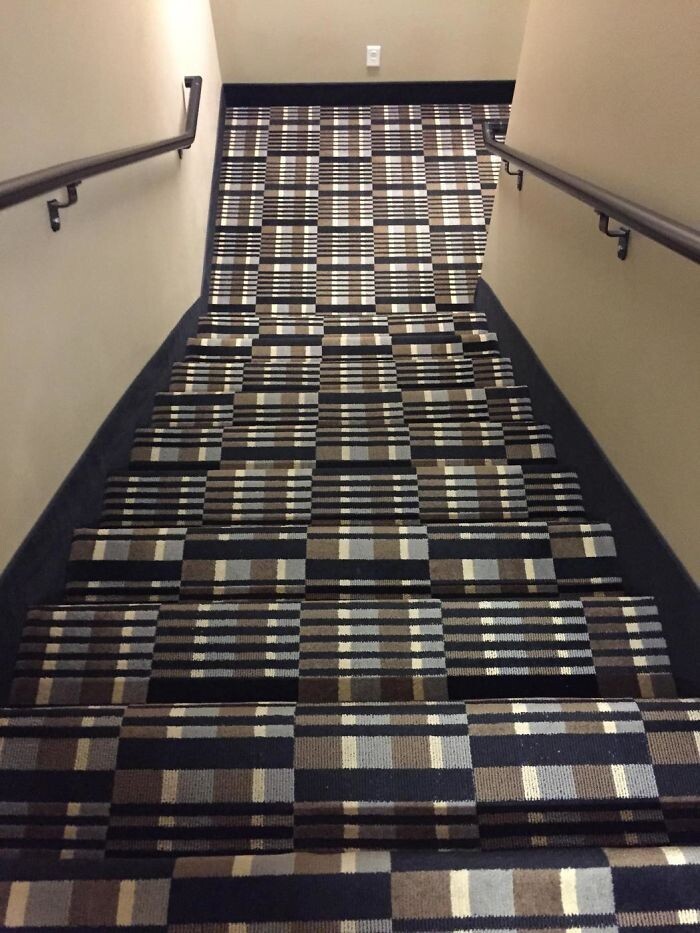 "Кажется, хозяин отеля не до конца продумал цвет покрутия для этой лестницы"