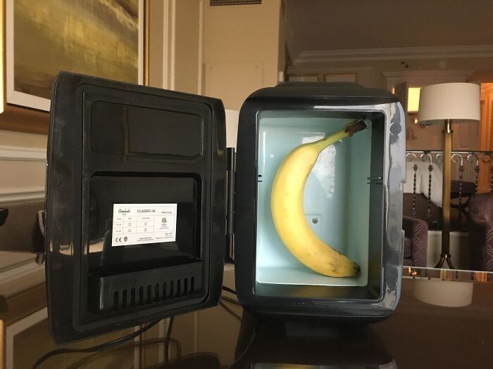 "Мы попросили мини-холодильник вномер - и нам его принесли. Кажется, нашу просьбу восприняли слишком буквально и принесли супер-мини холодильник (банан для масштаба)