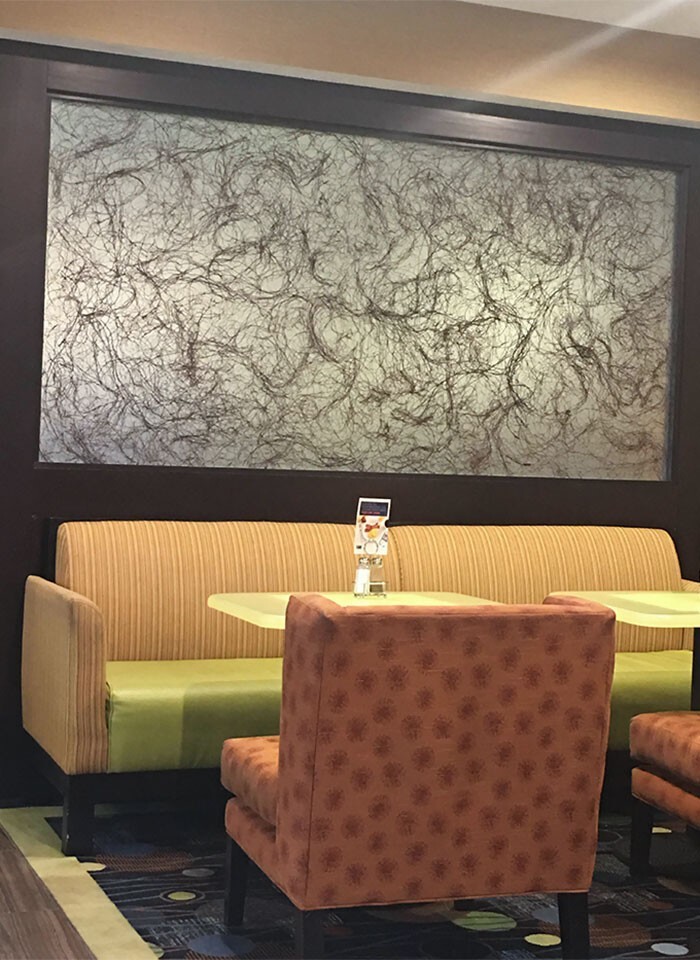 "Эта абстрактная картина в лобби нашего отеля похожа на инсталляцию из срезанных лобковых волос"