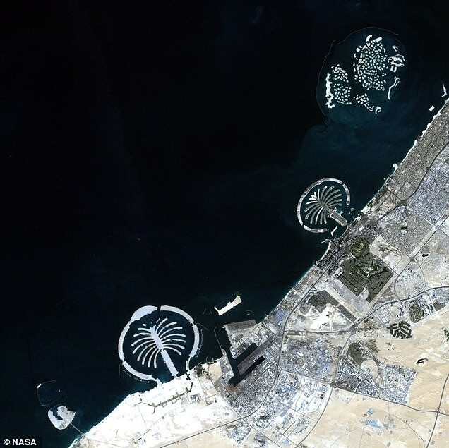 Город Дубай расположен на берегу Персидского залива в Объединенных Арабских Эмиратах. В 2001 году начались работы по созданию искусственных архипелагов вдоль береговой линии Дубая. Результаты видны на изображении 2012 г.