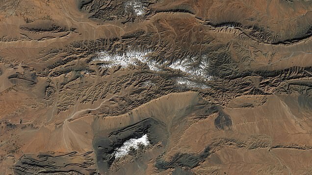 На этих снимках, сделанных в 2016 году, мы видим редкое явление - снегопад на краю пустыни Сахара. К моменту, когда 27 декабря был сделан правый снимок, снег почти исчез