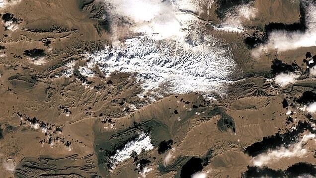 На этих снимках, сделанных в 2016 году, мы видим редкое явление - снегопад на краю пустыни Сахара. К моменту, когда 27 декабря был сделан правый снимок, снег почти исчез
