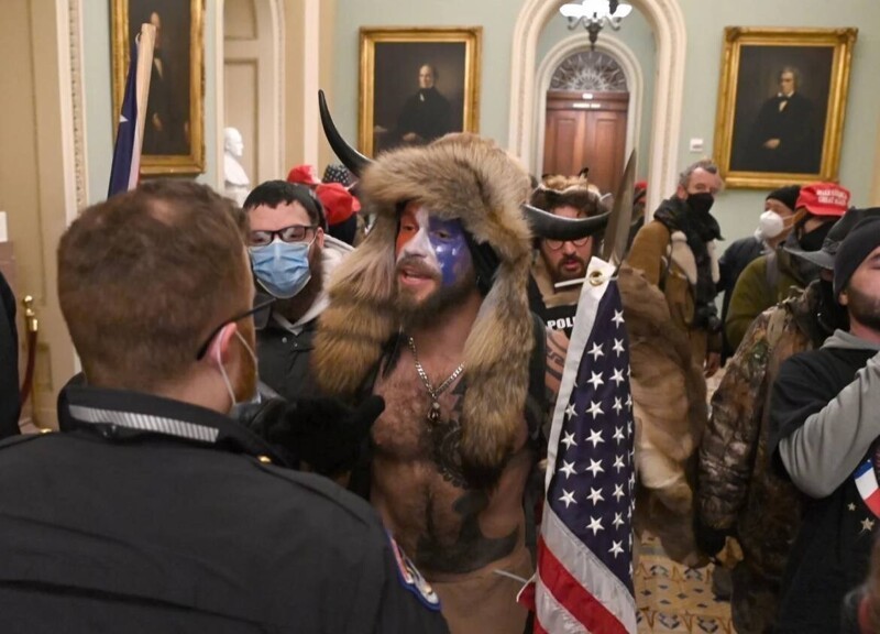 Американец в костюме викинга стал лицом толпы, штурмущей Капитолий, и героем мемов