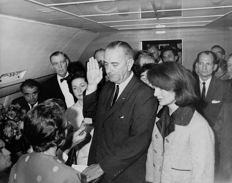 Присяга Линдона Джонсона на борту Air Force One в день убийства Кеннеди
