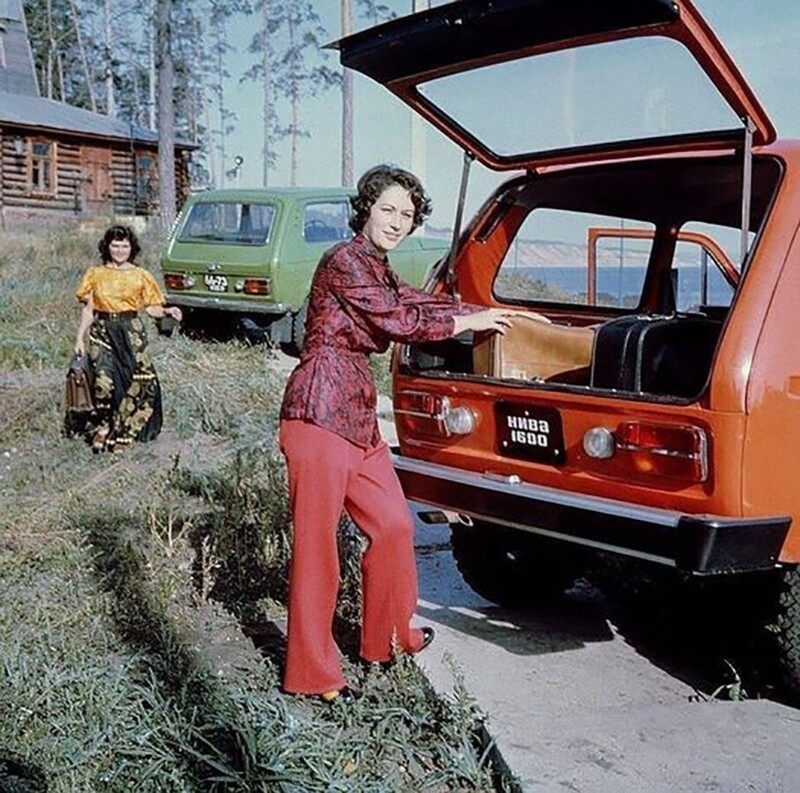 Специалисты рекламного агентства во время демонстрации большого вместительного багажного отсека нового автомобиля «Нива», 1975 год
