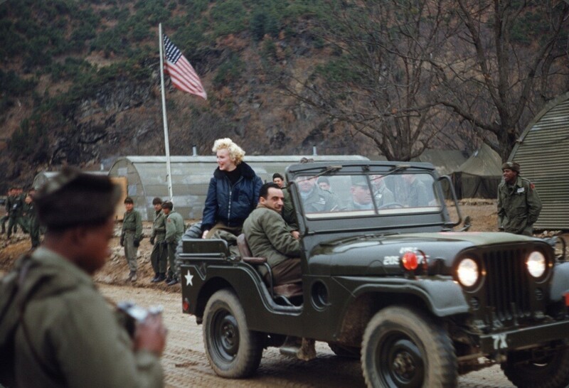  Мэрилин Монро посещает американские войска в Южной Корее, начало 1954 года