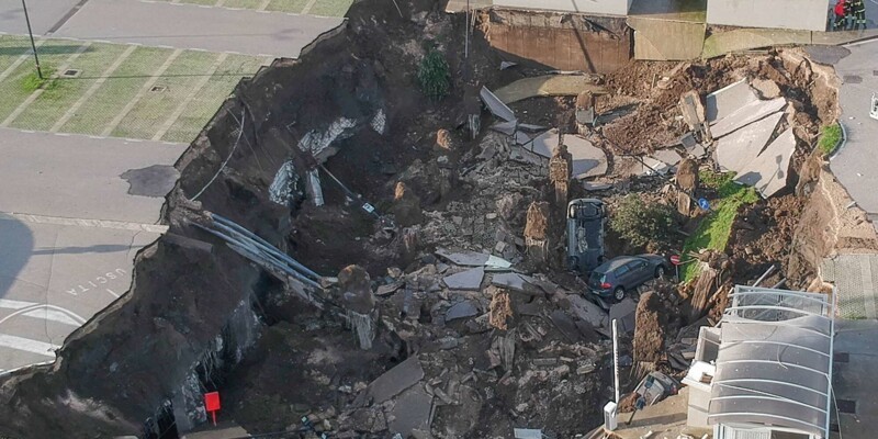 Земля разверзлась: автомобили возле неапольской больницы поглотила воронка