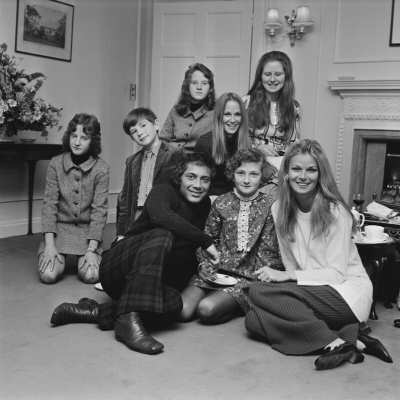 11 января 1971 года. Лондон. Канадско-американский певец, автор песен и актер Пол Анка с женой и родней.