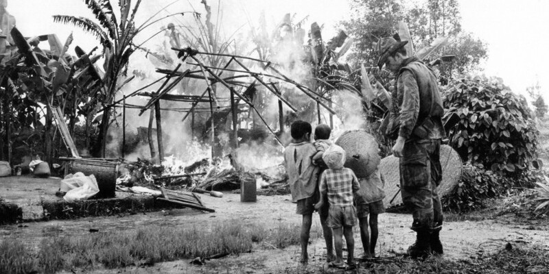 13 января 1971 года. Вьетнам. Дети смотрят, как догорает их дом – американский патруль поджег его, потому что там нашли патроны от АК-47.