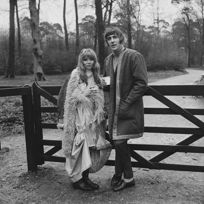 21 января 1971 года. Бакингемшир, Великобритания. Британские актеры Питер Кук и актриса Джуди Хакстэйбл на съемках телешоу. В 1973 году они поженятся, в 1989 году разведутся.