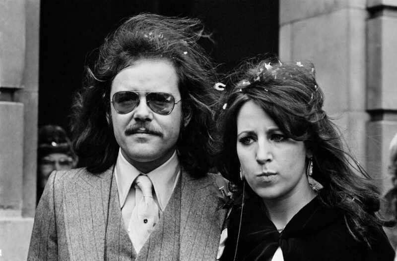 25 января 1971 года. Британский бас-гитарист Ли Джексон с Джейн Макналти в день их свадьбы.