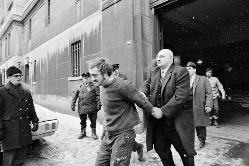 7 января 1971 года. Монреаль. Из здания суда выводят Пола Роуза. Это в его машине нашли тело министра труда Пьера Лапорта, убитого боевиками «Фронта Освобождения Квебека» в октябре 1970 года.
