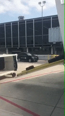 Погрузка багажа в аэропорту