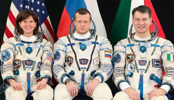 Экипаж корабля Союз ТМА-20 ( российские космонавты настолько суровы....Ну, вы поняли )