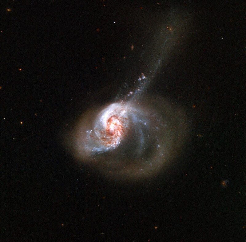 NASA опубликовало уникальные снимки слияния галактик