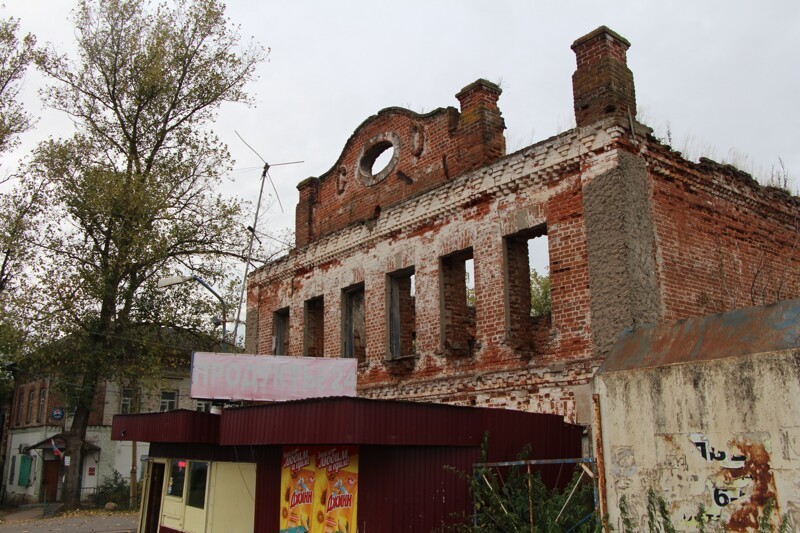 В Осенево сохранилось несколько каменных особняков начала 20 века, село было богатое