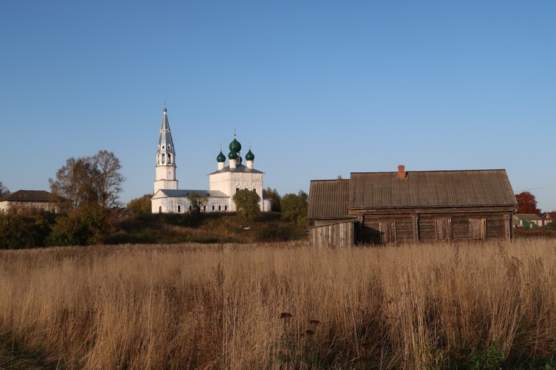 Церковь стоит на высоком холме и видна за несколько километров