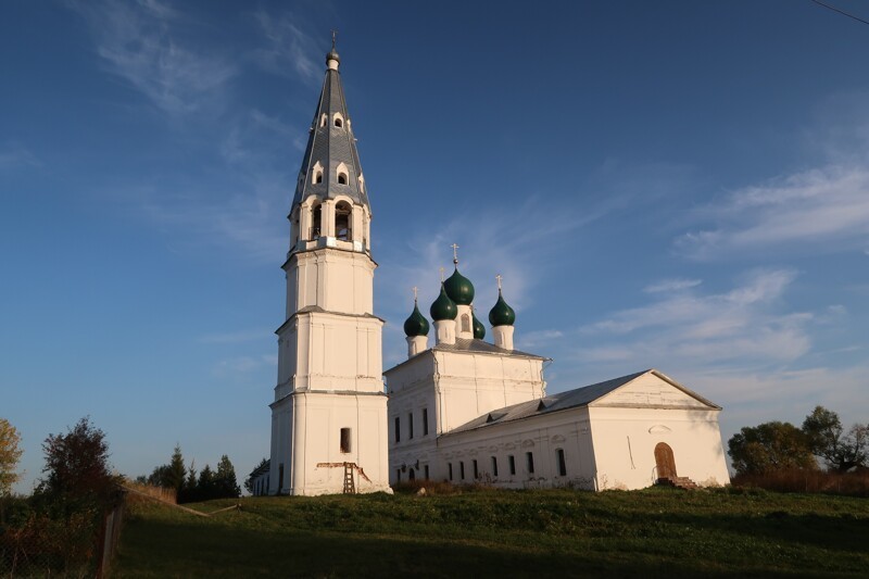 На холме расположен красивая Церковь Казанской иконы Божией Матери 1783 года