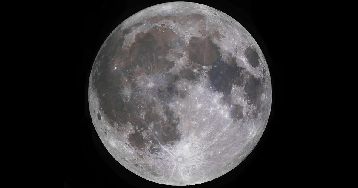 Фотограф запечатлел на видео, как «качается» Луна во время оборота вокруг Земли