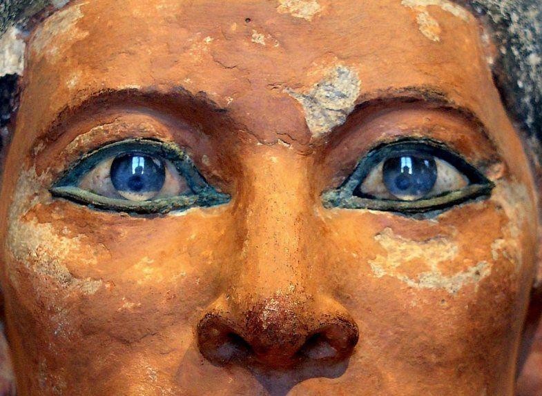 Линзы в древнеегипетской статуе. Наибольшего мастерства в обработке линз Египет достиг примерно к 2500 году до н. э. После этого столь замечательная технология отчего-то перестает эксплуатироваться и впоследствии забывается вовсе