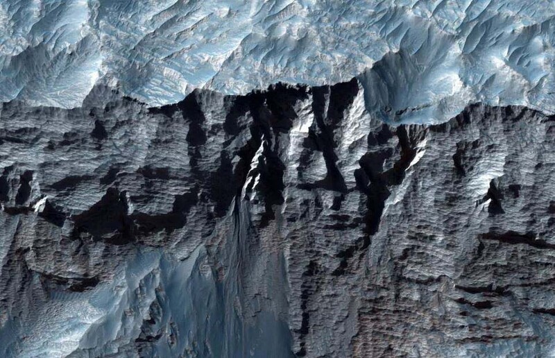 Ученые НАСА показали снимки самого большого каньона Солнечной системы