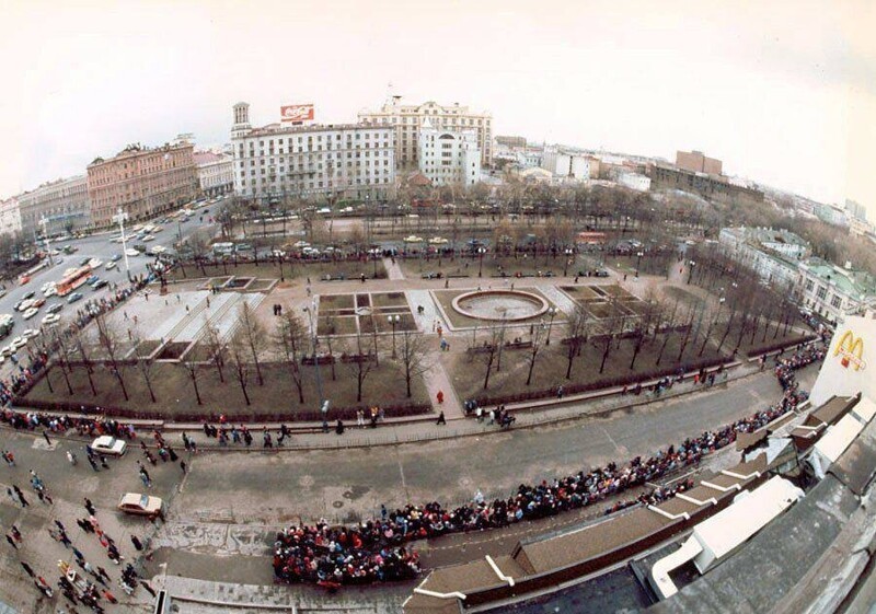 Очередь в первый "Макдональдс", Москва, 1990 год