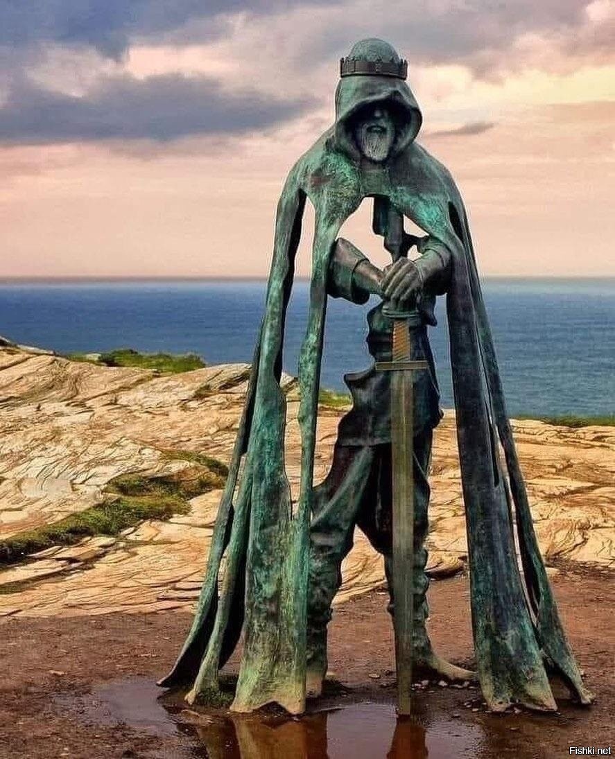 Бронзовая статуя короля Артура возвышается над Атлантическим побережьем Корну...