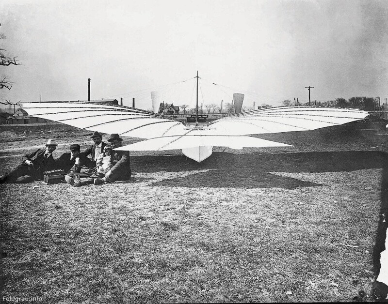Густав Уайтхед (Вайсскопф), на фото крайний справа, и его самолет. 1901 год.