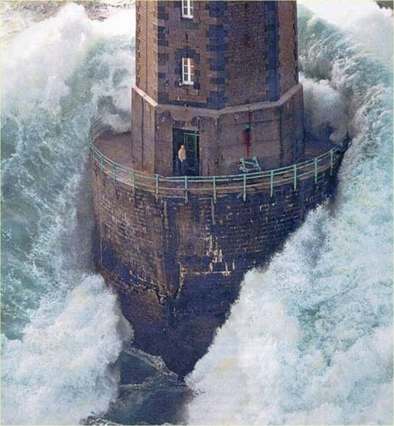 Огромная волна накрывает маяк у берегов Франции, 1989 г.