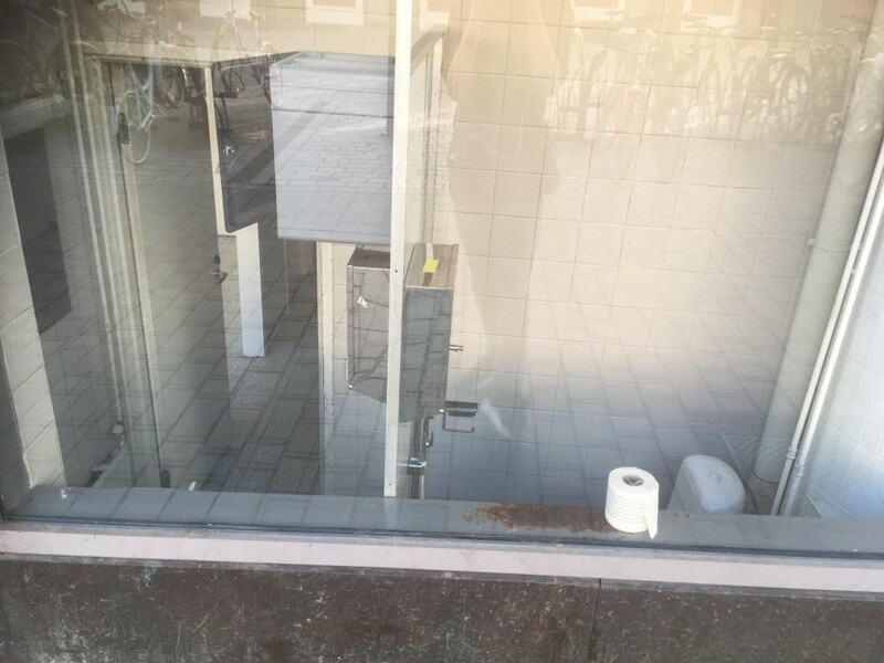13. «Этот туалет находится в центре города, и он полностью виден с улицы!»