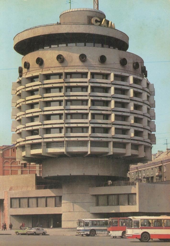 Гостиница «Салют», Киев, Украина. Здание, построенно в 1984 году (арх. А. Милецкий). Это несущая  бетонная труба, на которую консольно навешены шесть жилых этажей, имеющих в плане форму эллипса