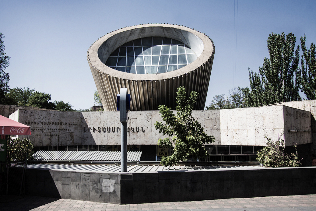 Станция метро «Еритасардакан», название переводится с армянского как «Молодежная» (архитектор Степан Кюркчян, 1981 год), Ереван