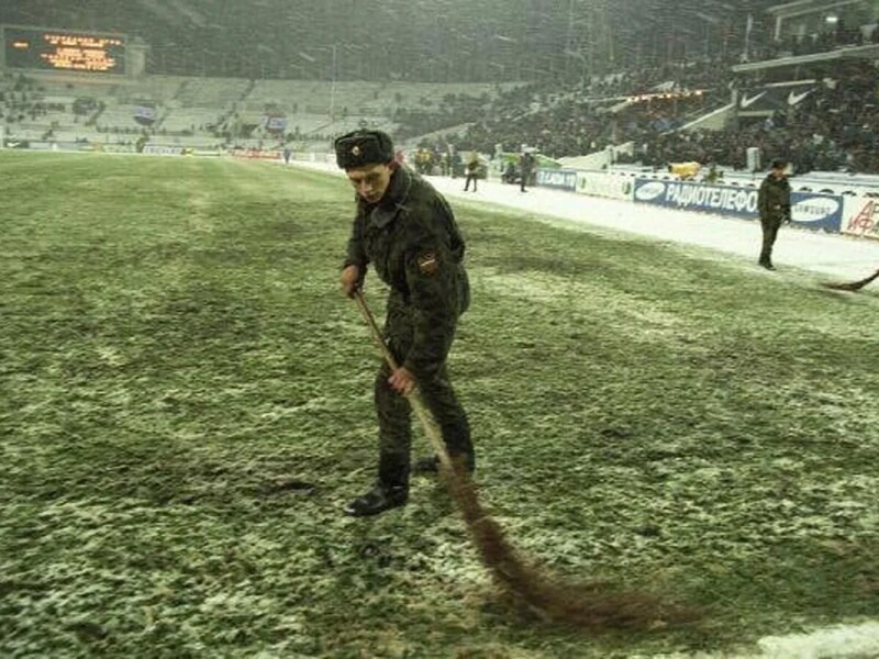 Подготовка газона перед матчем Россия - Италия, Москва, 1998 год