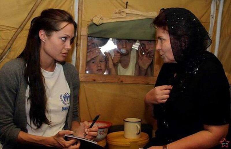 Анджелина Джоли в Ингушетии в рамках гуманитарной миссии 2003 год