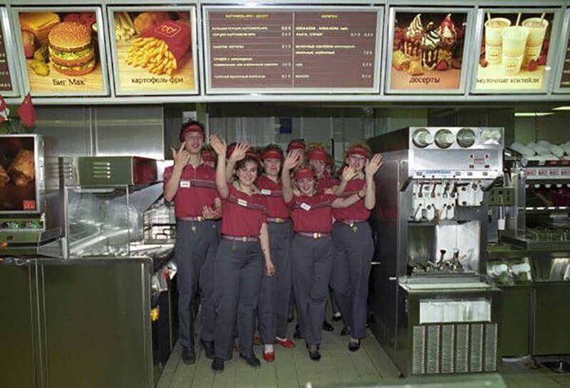 Персонал Макдональдса первого созыва 1 февраля 1990, следующий день после открытия ресторана