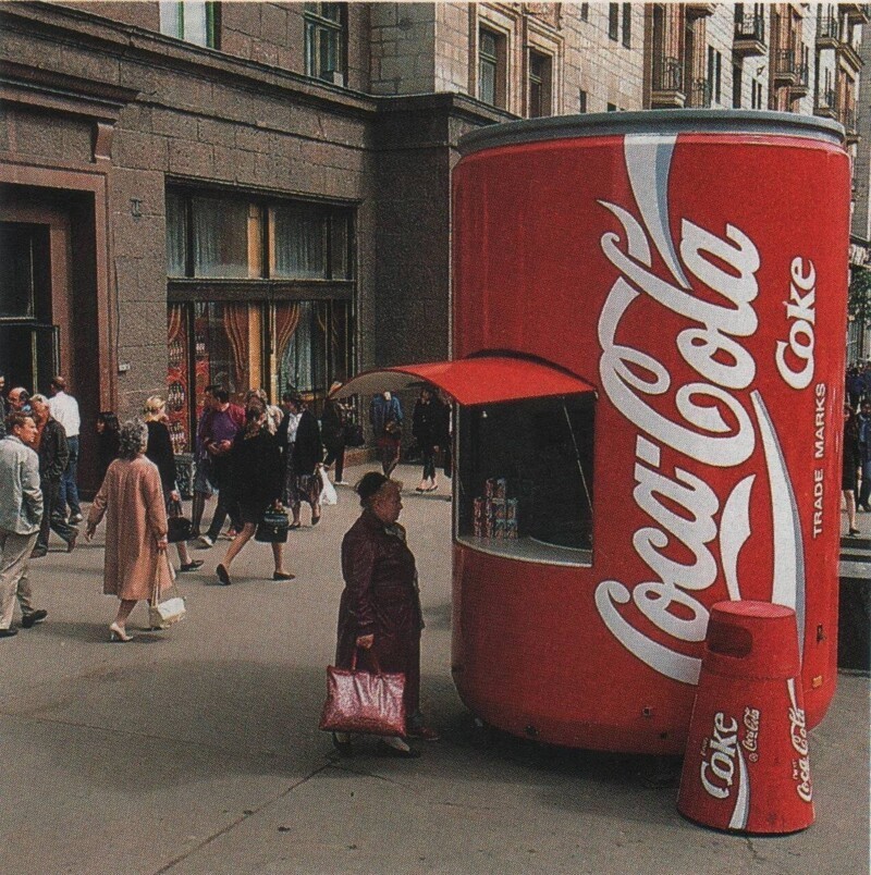 Киоск в виде банки Кока-колы, Москва, Тверская улица, 1993 год