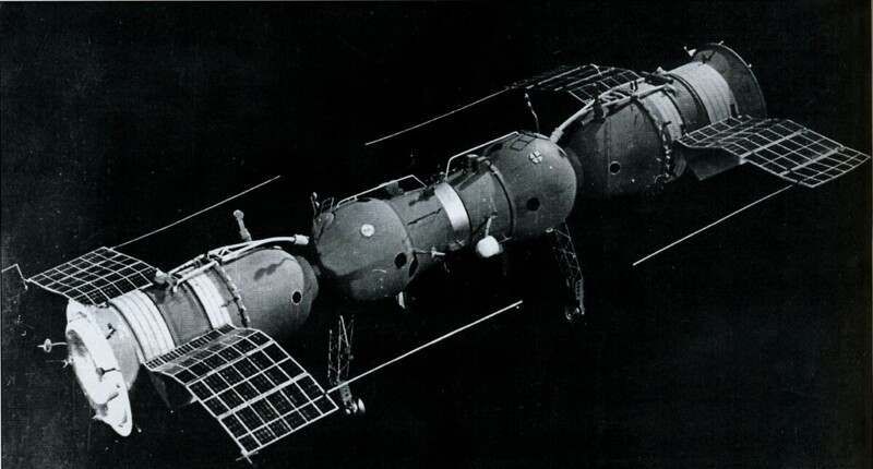 1969 — советские космические корабли «Союз-4» и «Союз-5» провели первую пилотируемую стыковку на орбите Земли.