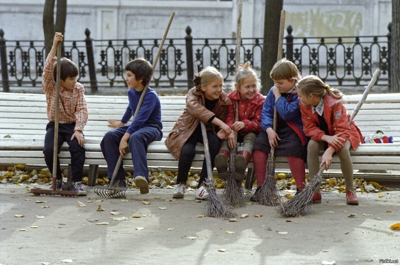 Нищета в детстве. Советское детство. Дети во дворе. Советские дети на улице. Советские дети в школьном дворе.