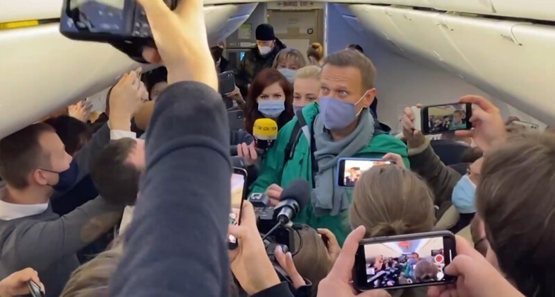Навальный прилетел в Россию, самолёт с ним сел в Шереметьево. Он был сразу же задержан ФСИН