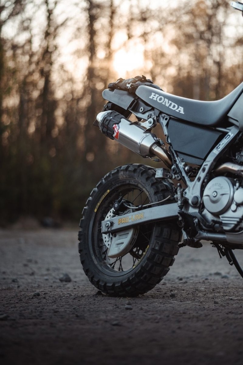 Шведский дизайнер превратил свой Honda Dominator в крутой байк для грязи