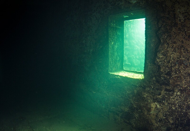 Подводное тюремное окно