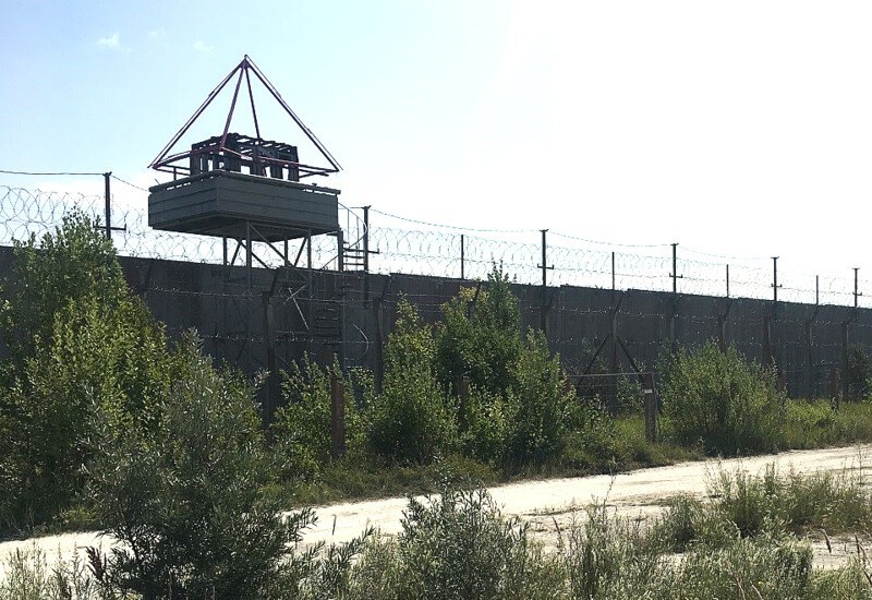 Так сейчас выглядит стена тюрьмы - той части, что осталась на берегу